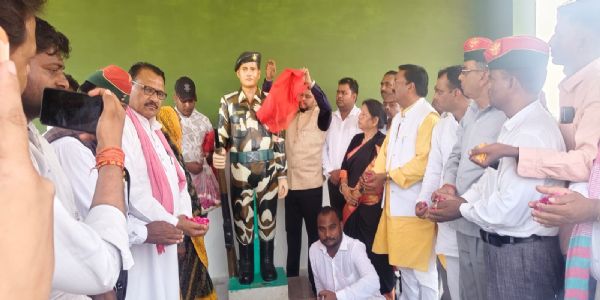 शहीद जीत कुमार की प्रतिमा का आईआरएस अमरपाल सिंह लोधी ने किया अनावरण