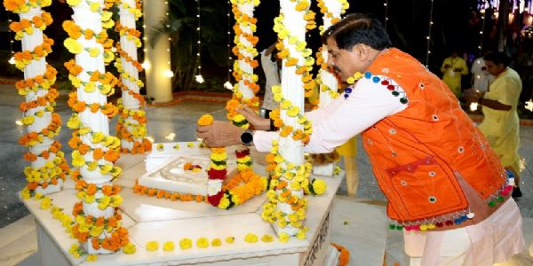मप्रः मुख्यमंत्री डॉ. यादव ने सप्त गौ परिक्रमा मंदिर में विधि-विधान से किया गौ पूजन