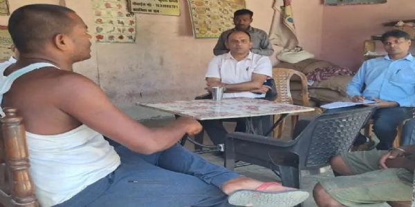 रघुनाथपुर में किसानों की समस्या के समाधान का एसडीएम ने दिया भरोसा