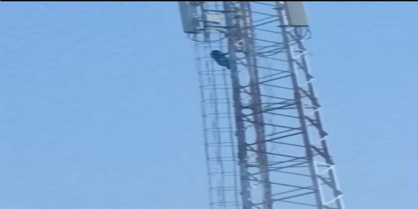 प्रेमी से शादी करने की जिद में युवती फिर चढ़ी 150 फीट ऊंचे मोबाइल टावर पर
