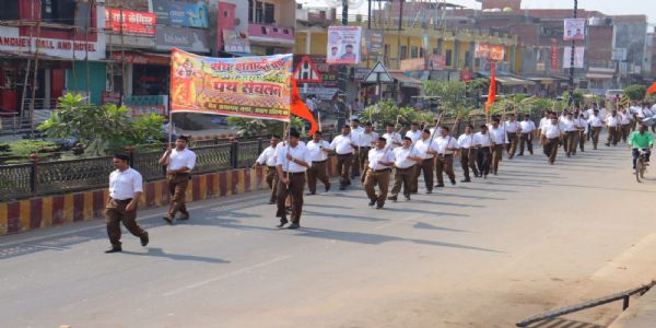 प्रयागराज के झलवा में आरएसएस के स्वयंसेवकों का निकला पथ संचलन, जगह-जगह पुष्पवर्षा कर किया स्वागत