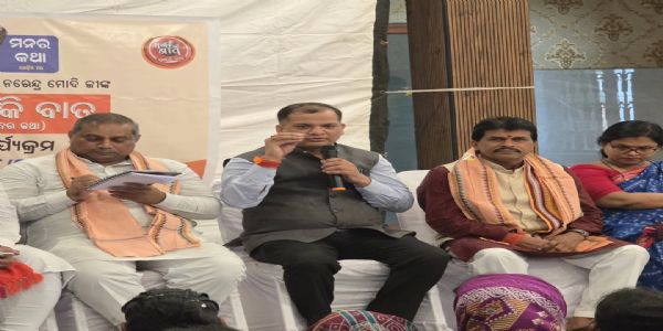 डॉ. स्वदेश सिंह ने केन्दुझर में 100 लोगों के साथ सुना ‘मन की बात’