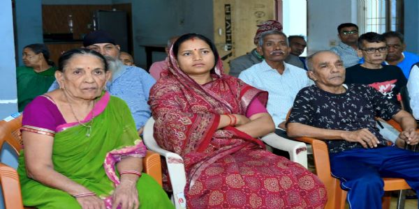 वृद्धजनों के साथ मंत्री लक्ष्मी राजवाड़े ने सुनी ‘मन की बात’