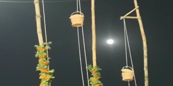 वाराणसी में शहीदों की स्मृति में जगमगाए आकाशदीप, गंगा में दीपदान