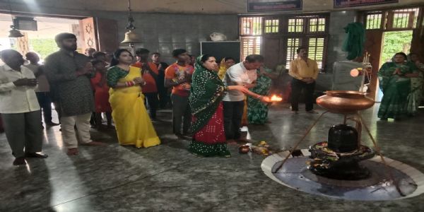 शरद पूर्णिमा: मंदिर में दर्शन पूजन के लिए जुटे श्रद्धालु