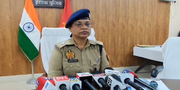 घर के अंदर बक्से में बंद मिला सुरक्षाकर्मी का शव ,लापता बेटी पर हत्या का आरोप
