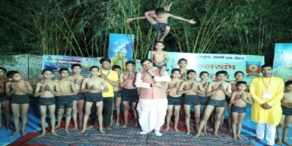 मप्रः मुख्यमंत्री डॉ. यादव ने गायत्री धाम में मलखंभ की रोमांचक प्रस्तुति का किया अवलोकन