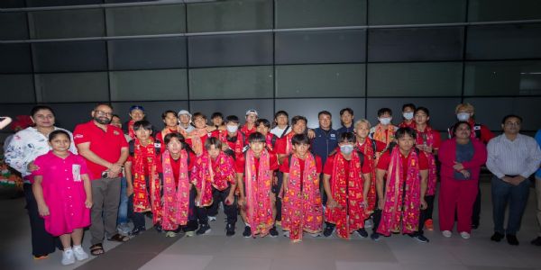 दक्षिण कोरियाई पुरुष हॉकी टीम का मोहाली हवाई अड्डे पर ढोल, भांगड़ा और फुलकारियों के साथ स्वागत