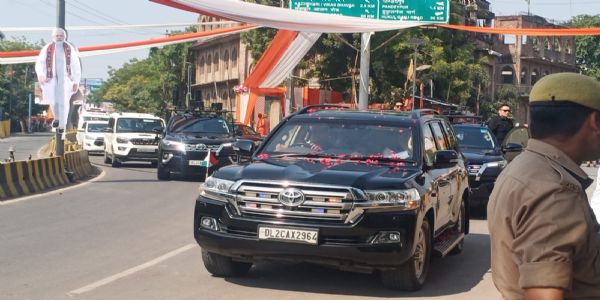 वाराणसी में प्रधानमंत्री का पुष्पववर्षा के बीच स्वागत, समर्थकों को देख पीएम ने रुकवाई कार