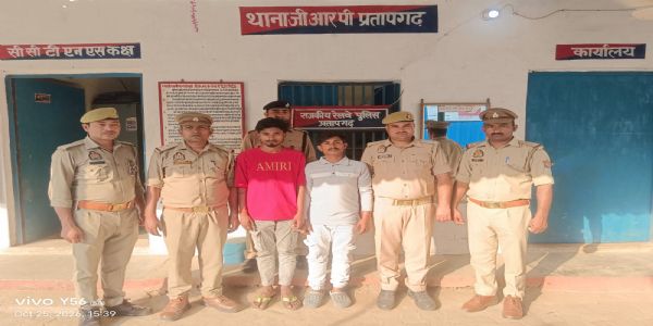 पथराव कर ट्रेन मैनेजर को घायल करने के मामले में दो आरोपित गिरफ्तार