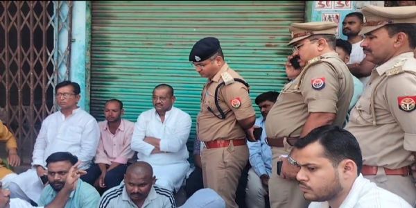 बांदा : रिक्शा चालक काे न्याय दिलाने के लिये कोतवाली के बाहर धरने पर बैठे जलशक्ति राज्यमंत्री, पुलिस से वार्ता के बाद हटे