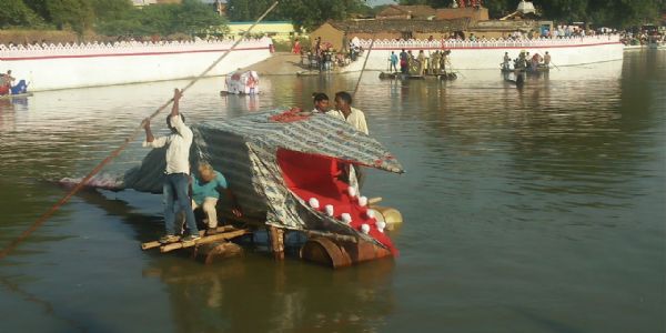 हमीरपुर के पवई गांव में झिंझिया का आयोजन, तालाब में कंस वध का हुआ मंचन