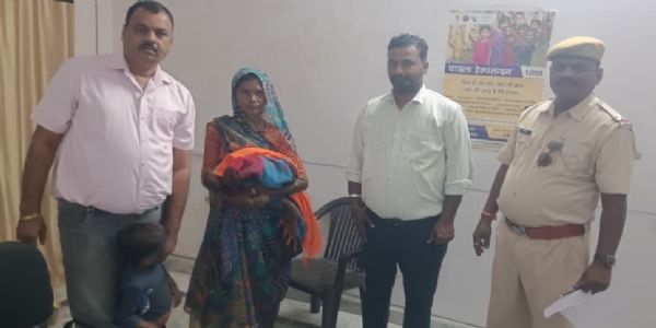 चाइल्ड हेल्पलाइन ने एक घंटे में मां से मिलाया बिछड़ा बच्चा, नए बस स्टैंड के पास मिला था बालक