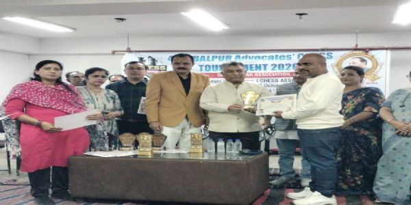 जबलपुर : अधिवक्ता शतरंज टूर्नामेंट में शेखर तिवारी ने जीता प्रथम पुरस्कार
