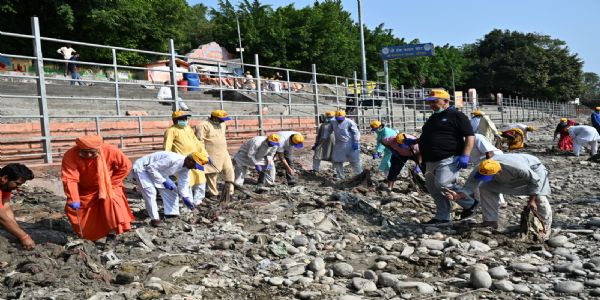 गंगा घाटों की सफाई में जुटे प्रेमनगर आश्रम के स्वयंसेवक