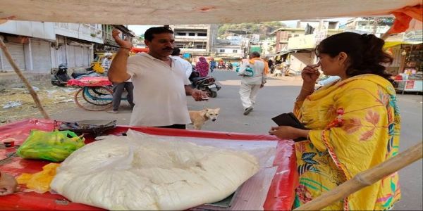 विदिशाः शरद पूर्णिमा पर खाद्य सुरक्षा विभाग ने चलाया विशेष अभियान, मावा-मिठाइयों के नमूने लिए