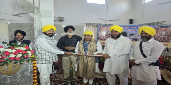 ऐतिहासिक गुरुद्वारा चरण कमल साहिब पहुंचे विधायक राजीव जसरोटिया, टेका माथा