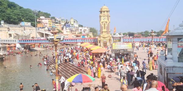 पांच दिन बाद हरकी पैड़ी पर लौटी रौनक, गंगा में आस्था की डुबकी लगाने पहुंचे श्रद्धालु