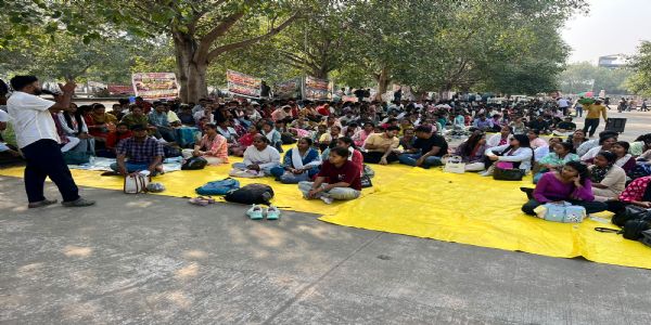 लखनऊ में सीएचओ का धरना 28वें दिन भी जारी, पृथक संवर्ग और नियमितीकरण की मांग