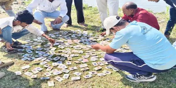 मप्र: महेश्वर के घाट पर सफाई अभियान के दौरान इंदौर के 343 वोटर कार्ड मिले, कांग्रेस ने किया प्रदर्शन