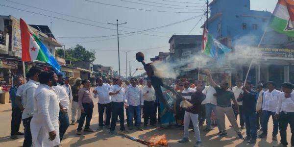वोट चोरी के विरोध में कांग्रेसियो ने किया पैदल मार्च, मगरलोड में ज्ञानेश कुमार का पुतला दहन