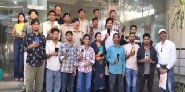 पुलिस ने वापस किए लोगों के गुम मोबाइल