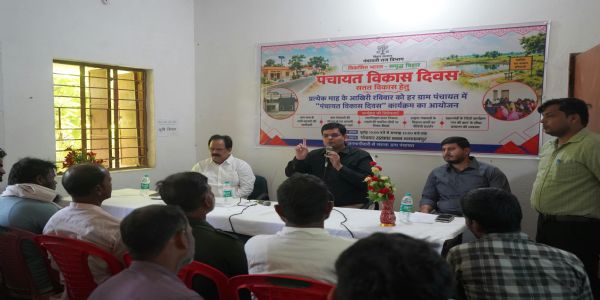 जोकीहाट के भगवानपुर में में डीएम ने पशुपालन से आय वृद्धि और डिजिटल स्वास्थ्य सेवाओं सहित अन्य योजनाओं की दी जानकारी