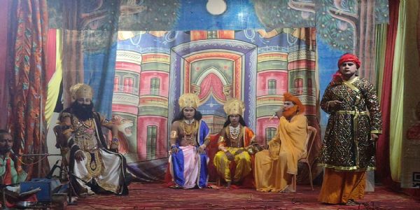 रामानुजगंज में सात दिवसीय रामलीला महोत्सव शुरू, मिर्जापुर के कलाकारों की प्रस्तुति देखने उमड़ रहे दर्शक