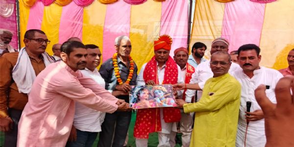 चकबंदी की समस्या दूर होने पर किसानों ने पूर्व मंत्री लाखन सिंह राजपूत काे पहनाई पगड़ी