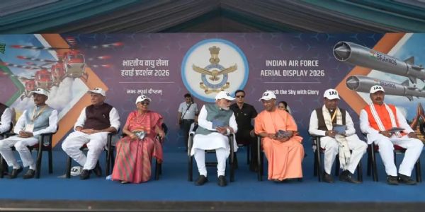 नमोघाट पर एयरशो देखते हुए प्रधानमंत्री नमोघाट पर एयरशो देखते हुए प्रधानमंत्री