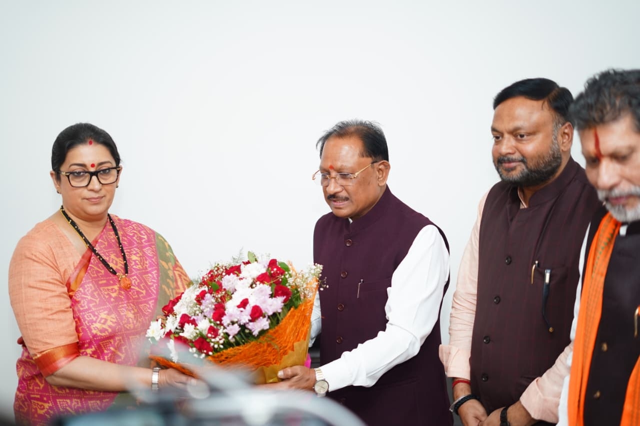 स्मृति ईरानी का स्वागत करते मुख्यमंत्री विष्णुदेव साय स्मृति ईरानी का स्वागत करते मुख्यमंत्री विष्णुदेव साय