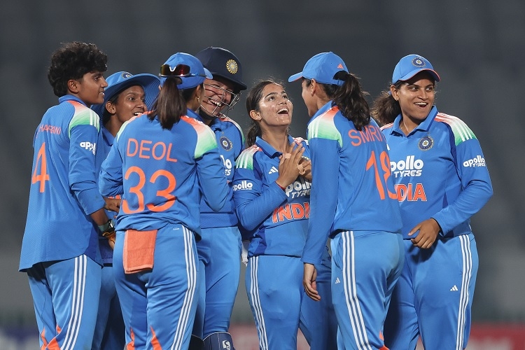 जिम्बाब्वे को हराने के बाद खुशी मनाती भारतीय महिला क्रिकेट टीम जिम्बाब्वे को हराने के बाद खुशी मनाती भारतीय महिला क्रिकेट टीम