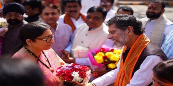 रायपुर पहुंची प्रदेश प्रभारी स्मृति ईरानी का स्वागत करते भाजपा प्रदेश अध्यक्ष किरण सिंह देव रायपुर पहुंची प्रदेश प्रभारी स्मृति ईरानी का स्वागत करते भाजपा प्रदेश अध्यक्ष किरण सिंह देव