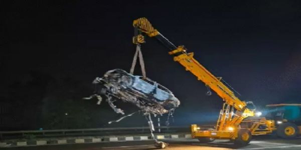 मप्र के धार में जली हुई कार का रेस्क्यू करते हुए पुलिस मप्र के धार में जली हुई कार का रेस्क्यू करते हुए पुलिस