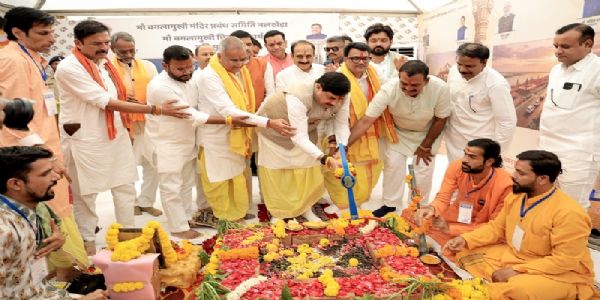 नलखेड़ा में भव्य मां बगलामुखी देवी लोक का भूमिपूजन करते हुए मुख्यमंत्री नलखेड़ा में भव्य मां बगलामुखी देवी लोक का भूमिपूजन करते हुए मुख्यमंत्री