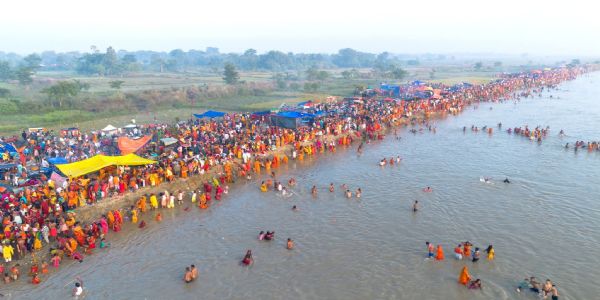 कार्तिक स्नान के लिए उमड़ी श्रद्धालुओं की भीड़ कार्तिक स्नान के लिए उमड़ी श्रद्धालुओं की भीड़