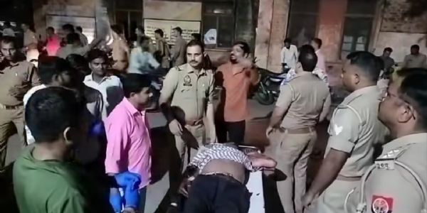 घायलों को अस्पताल लाती पुलिस