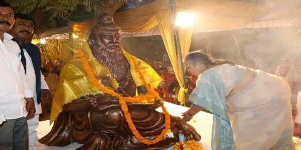 लखनऊ में गोमती तट पर स्थापित हुई महर्षि वाल्मीकि की प्रतिमा