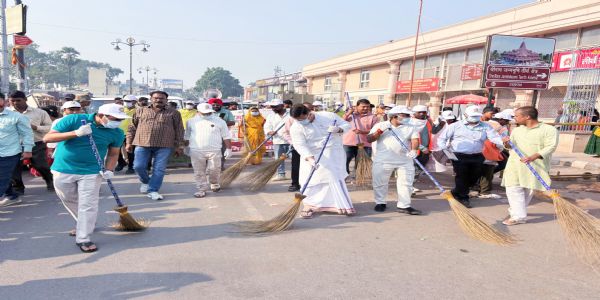 महर्षि वाल्मीकि जयंती पर अयोध्या रेलवे स्टेशन से रामजन्मभूमि मंदिर तक सफाई अभियान