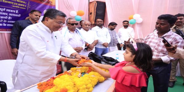 महर्षि वाल्मीकि के जयकारों से गूंजा ग्वालटोली, प्रभारी मंत्री जयवीर सिंह ने किया नमन