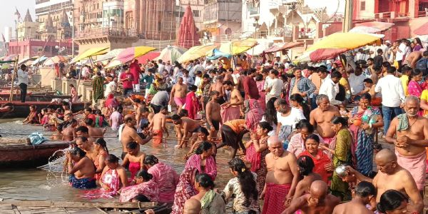 अश्विन पूर्णिमा पर हजारों श्रद्धालुओं ने पवित्र गंगा में लगाई आस्था की डुबकी,किया दान पुण्य