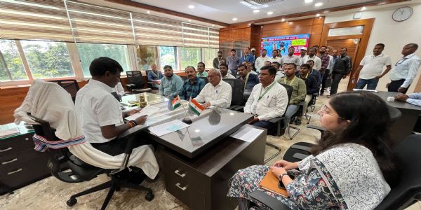 रांची में जनता दरबार लगाकर डीसी ने सुनीं फरियादियों की समस्याएं, दिव्यांग युवक को दी इलेक्ट्रिक ट्राईसाइकिल