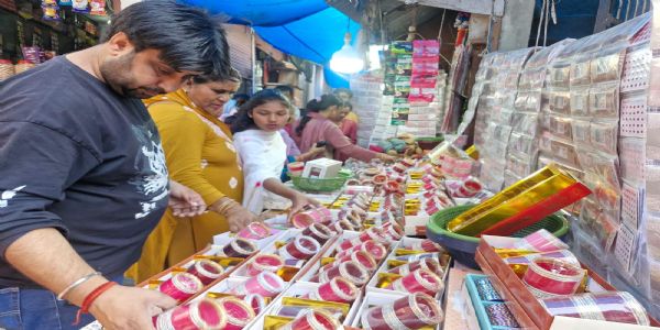 करवाचाैथ से पहले कठुआ के बाजारों में बढ़ी रौनक, सुहागिनों की खरीदारी तेज