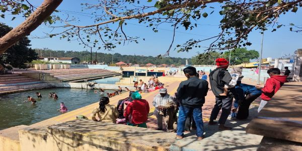 अनूपपुर: कार्तिक मास की प्रतिपदा पर श्रद्धालुओं ने मां नर्मदा में लगाई आस्था की डुबकी