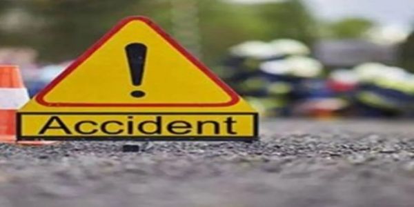 पेड़ से टकराई तेज रफ्तार बाइक, पिता की मौत; बेटा समेत दो घायल