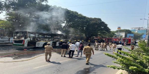 पुणे में चलती इलेक्ट्रिक बस में लगी आग, चालक की सूझबूझ से 17 यात्री सुरक्षित बचे