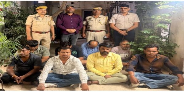 होटल में चल रहा था जुए का खेल: मैनेजर सहित आठ गिरफ्तार