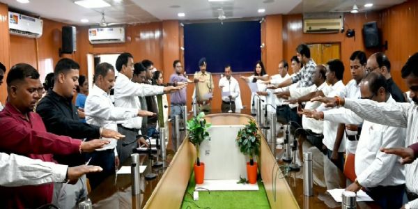 सतर्कता जागरूकता सप्ताह: कलेक्टर जन्मेजय महोबे ने अधिकारी-कर्मचारियों को दिलाई सत्यनिष्ठा की शपथ