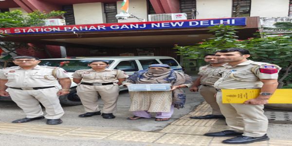 विदेशी महिला का बैग चोरी करने मामले में बुजुर्ग महिला गिरफ्तार