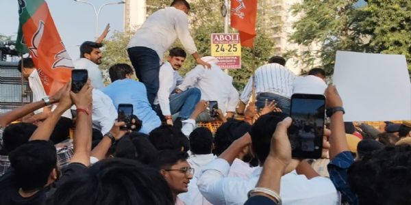 प्रधानमंत्री मोदी पर टिप्पणी से भड़की भाजपा: जयपुर में खड़गे का पुतला फूंका